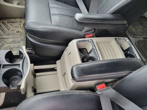 Used 2014 Chrysler Town & Country Touring w/ Driver Convenience Group FWD image 9