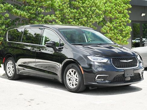 Used 2024 Chrysler Pacifica Touring-L FWD image 3
