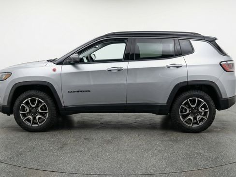 Used 2025 Jeep Compass Trailhawk image 5