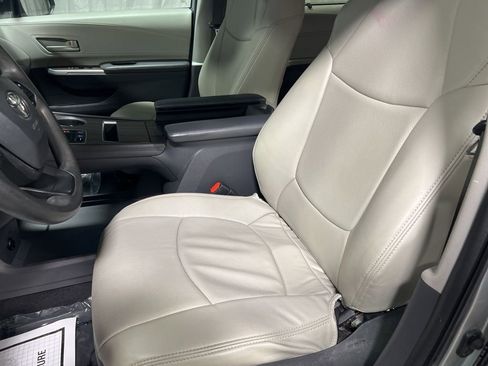 Used 2022 Toyota Sienna LE image 25