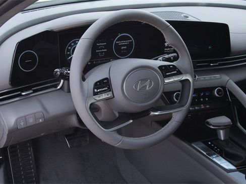 Certified 2025 Hyundai Elantra SEL image 8