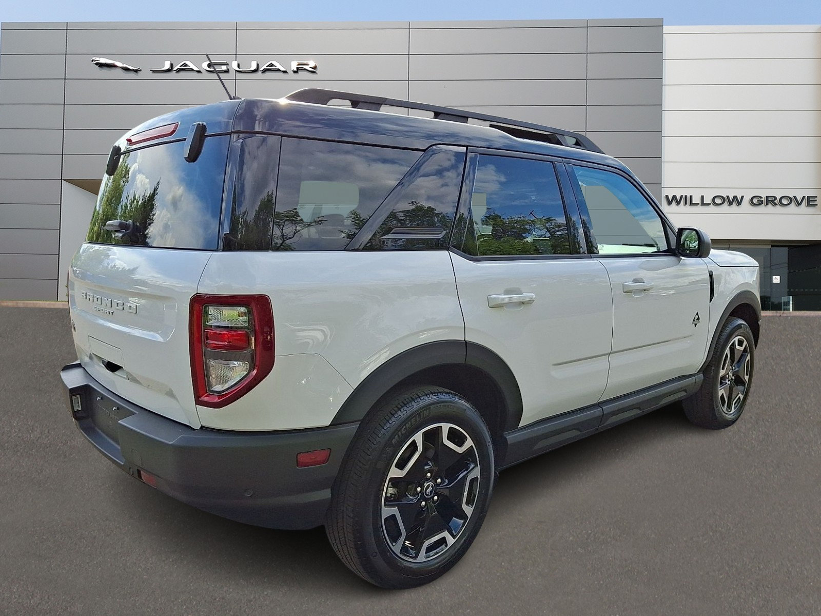 Used 2024 Ford Bronco Sport Outer Banks w/ Tech Package AWD/4WD image 2