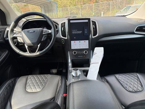 Used 2024 Ford Edge Titanium image 11