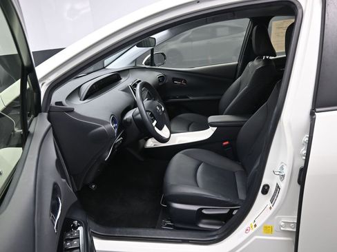Used 2016 Toyota Prius Three Touring image 9