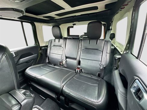 Used 2022 Jeep Wrangler Unlimited Sahara image 14