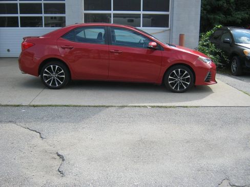 Used 2018 Toyota Corolla SE w/ SE Premium Package FWD image 4