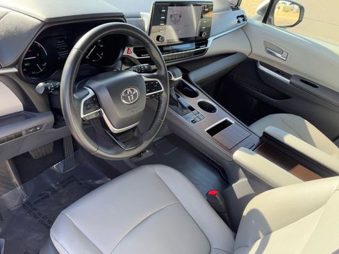 Certified 2023 Toyota Sienna XLE image 17