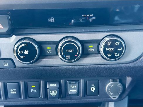 Used 2018 Toyota Tacoma TRD Sport image 31