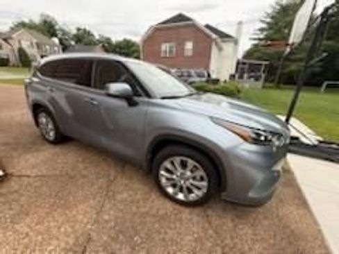 Used 2024 Toyota Highlander Limited AWD/4WD image 2
