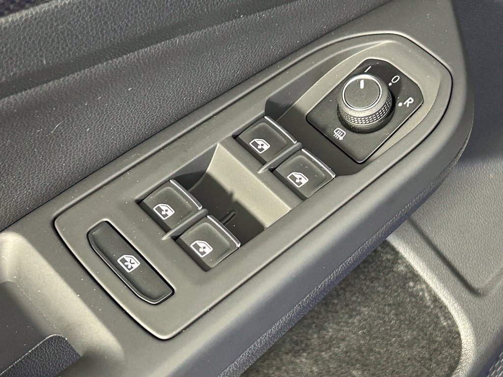 Used 2023 Volkswagen Golf AWD/4WD image 36