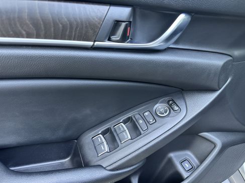 Used 2018 Honda Accord EX image 9