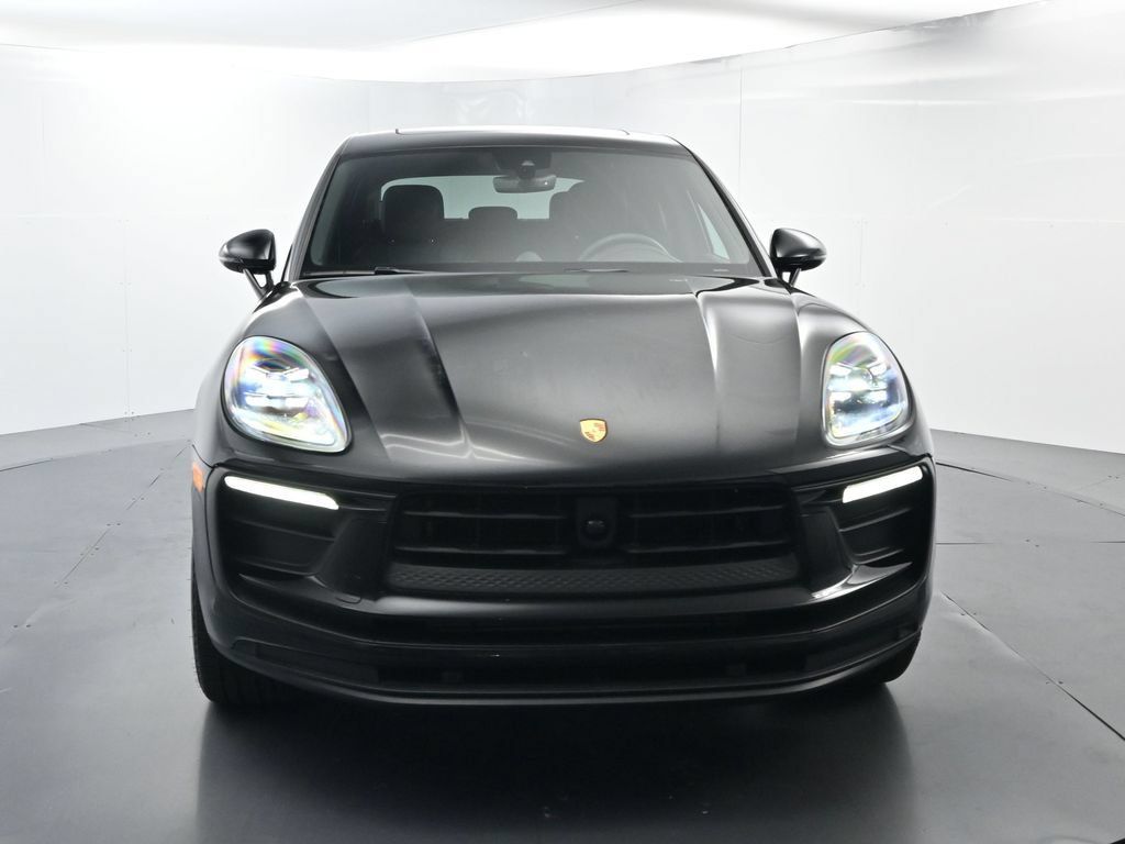Certified 2025 Porsche Macan AWD/4WD image 18