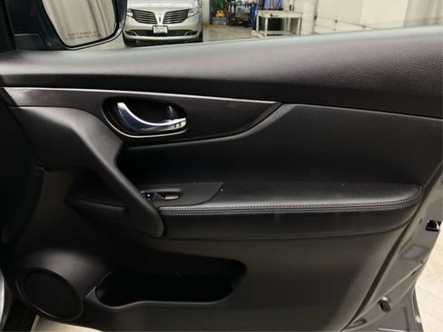 Used 2018 Nissan Rogue SV AWD/4WD image 25