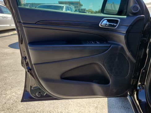 Used 2019 Jeep Grand Cherokee Laredo image 13