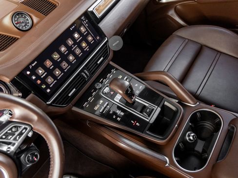 Certified 2023 Porsche Cayenne Turbo AWD/4WD image 33