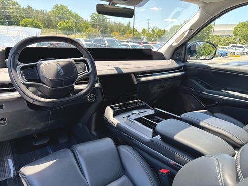 Used 2025 Lincoln Navigator Reserve AWD/4WD image 11
