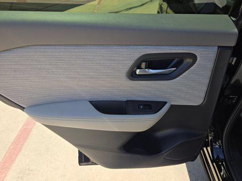 Used 2023 Nissan Rogue SV FWD image 14