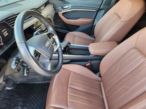 Used 2022 Audi e-tron Premium Plus w/ Premium Plus Package image 9