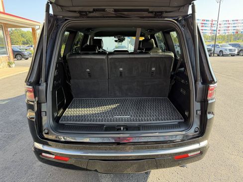 Used 2024 Jeep Wagoneer Series III AWD/4WD image 6