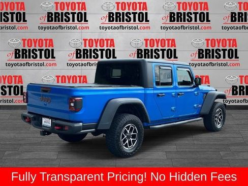 Used 2024 Jeep Gladiator Rubicon w/ Technology Group AWD/4WD image 3