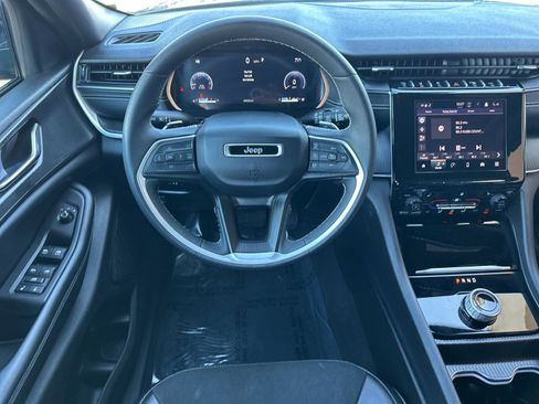 Used 2024 Jeep Grand Cherokee L Laredo image 13