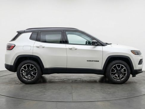 Used 2025 Jeep Compass Trailhawk image 11