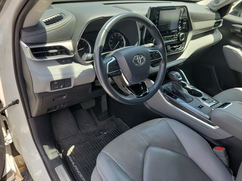 Used 2021 Toyota Highlander Limited FWD image 5