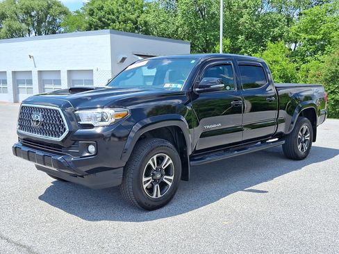 Used 2019 Toyota Tacoma TRD Sport w/ TRD Premium Sport Package AWD/4WD image 3
