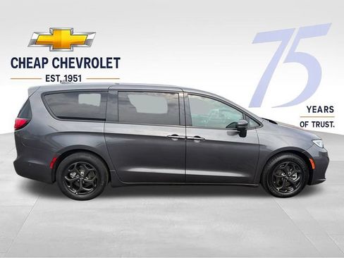 Used 2022 Chrysler Pacifica Touring-L w/ Uconnect Theater Family Group FWD image 6