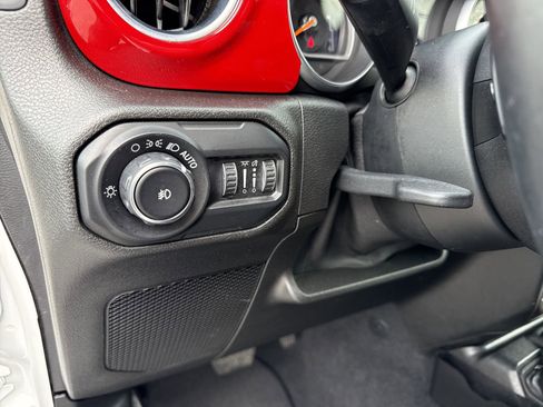 Used 2018 Jeep Wrangler Unlimited Sahara image 16