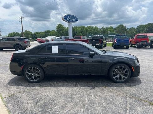 Used 2022 Chrysler 300 Touring w/ Sport Appearance Package RWD image 4