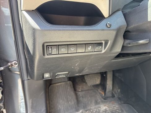 Used 2022 Toyota RAV4 XLE Premium image 18