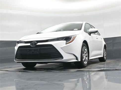 Used 2025 Toyota Corolla LE image 45