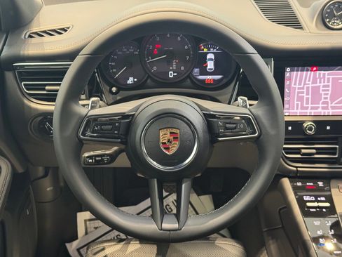 Used 2025 Porsche Macan image 15