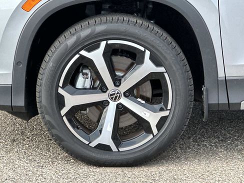 New 2026 Volkswagen Tiguan SE image 9