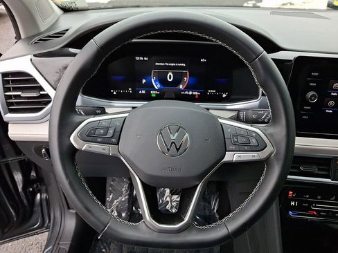 Certified 2025 Volkswagen Taos SE w/ Panoramic Sunroof Package image 19