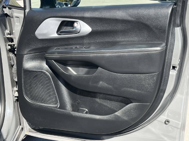 Used 2025 Chrysler Pacifica Limited FWD image 32
