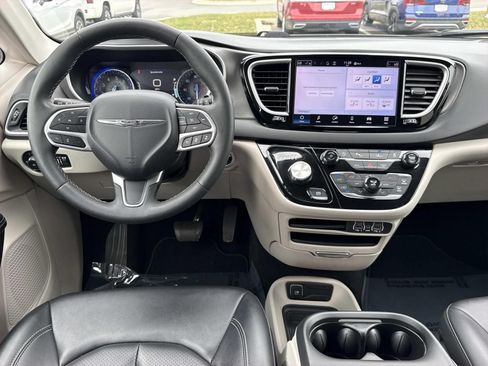Used 2024 Chrysler Pacifica Touring-L FWD image 8