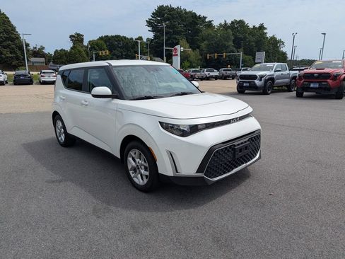 Used 2023 Kia Soul LX w/ LX Technology Package FWD image 8