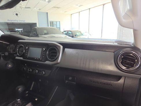 Used 2017 Toyota Tacoma SR5 AWD/4WD image 29