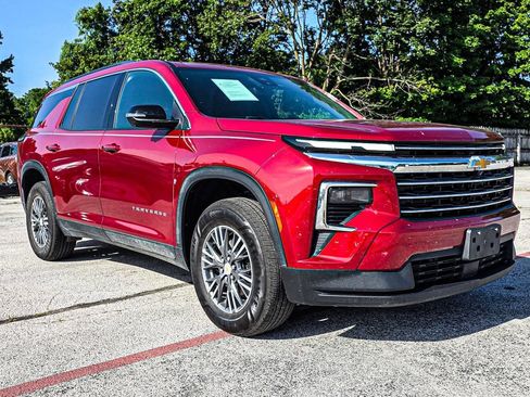 Used 2025 Chevrolet Traverse LT w/ Driver Confidence Package FWD image 1