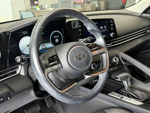 Used 2022 Hyundai Elantra SEL w/ Convenience Package FWD image 9
