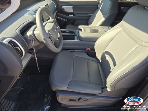 New 2026 Ford Expedition Active image 6