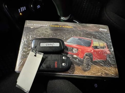 Used 2023 Jeep Renegade Latitude AWD/4WD image 35