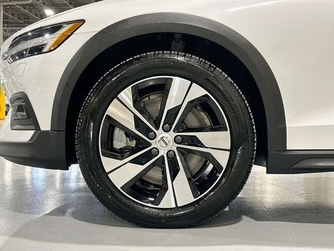 Used 2022 Volvo V60 T5 Cross Country image 5