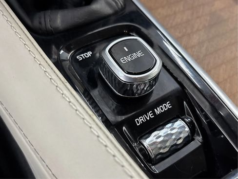 Used 2017 Volvo S90 T6 Inscription w/ Vision Package image 40