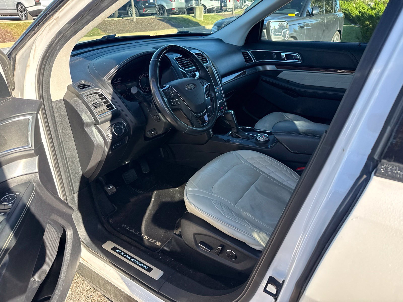 Used 2018 Ford Explorer Platinum AWD/4WD image 9