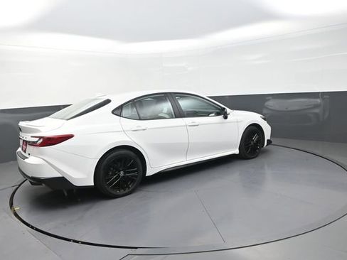 Used 2025 Toyota Camry SE w/ Convenience Package image 19