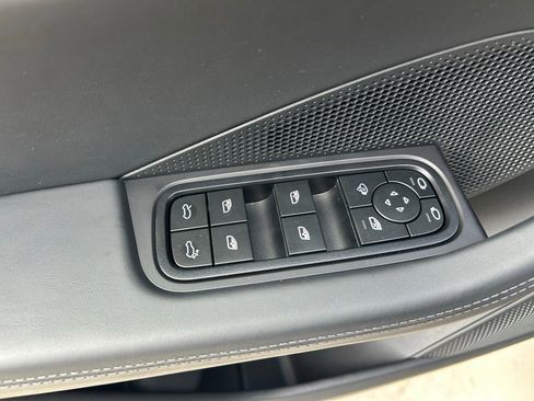 Certified 2025 Porsche Macan 4S Electric AWD/4WD image 21