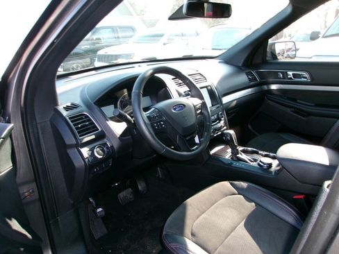 Used 2019 Ford Explorer XLT w/ Equipment Group 202A image 5